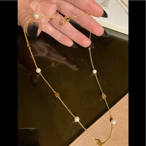 ✨HP✨Tory Burch Pearl And Logo Necklace - Picture 5 of 11